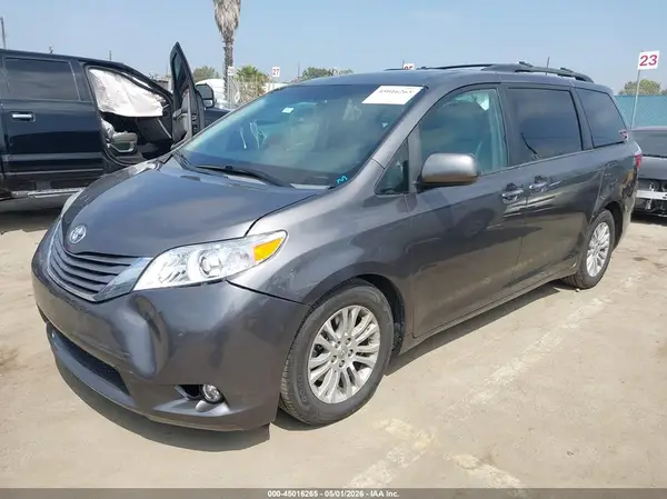 5TDYZ3DC5HS803345 2017 TOYOTA SIENNA - Image 2