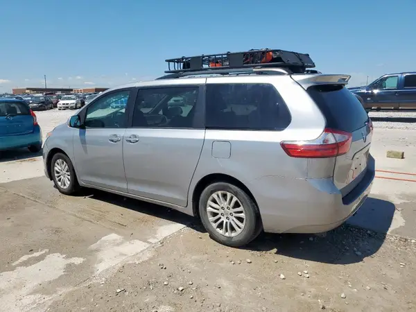 5TDYZ3DC5HS808027 2017 TOYOTA SIENNA - Image 2