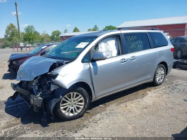 5TDYZ3DC5HS809839 2017 TOYOTA SIENNA - Image 2