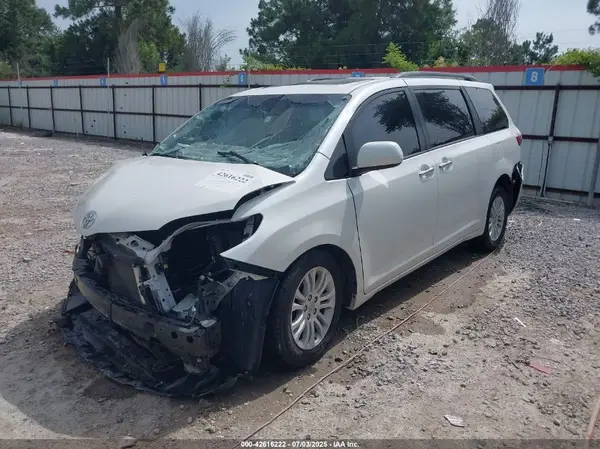 5TDYZ3DC5HS809971 2017 TOYOTA SIENNA - Image 2