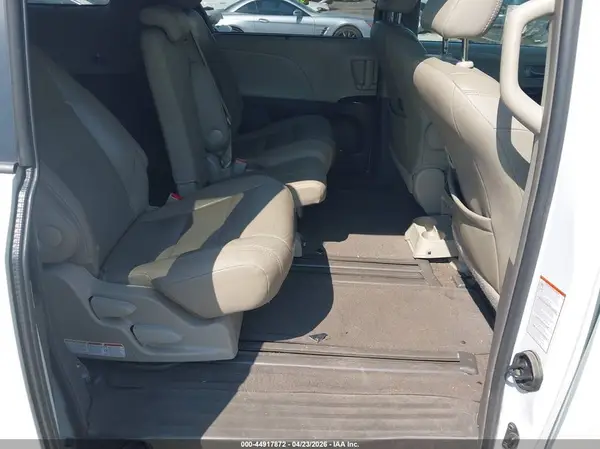 5TDYZ3DC5HS811932 2017 TOYOTA SIENNA - Image 8