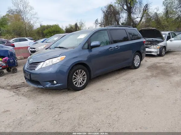 5TDYZ3DC5HS813213 2017 TOYOTA SIENNA - Image 2