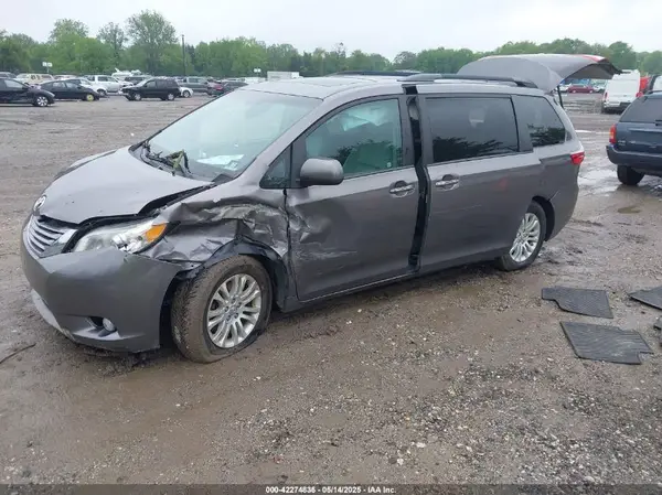 5TDYZ3DC5HS817875 2017 TOYOTA SIENNA - Image 2