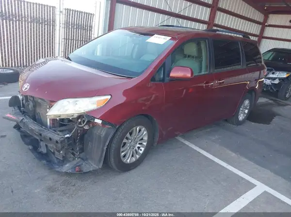 5TDYZ3DC5HS818105 2017 TOYOTA SIENNA - Image 2