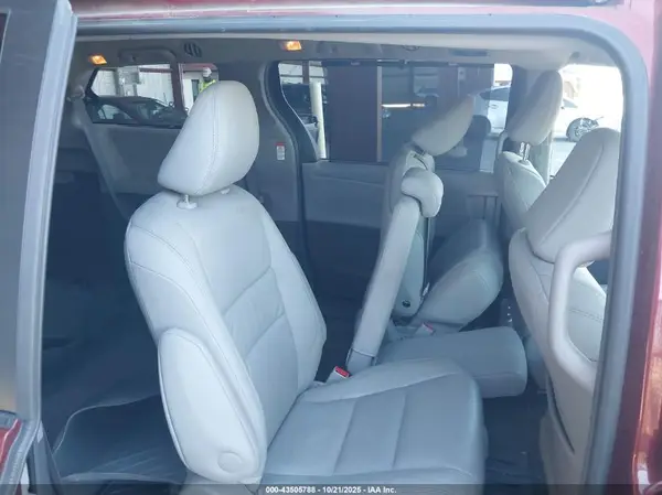5TDYZ3DC5HS818105 2017 TOYOTA SIENNA - Image 8