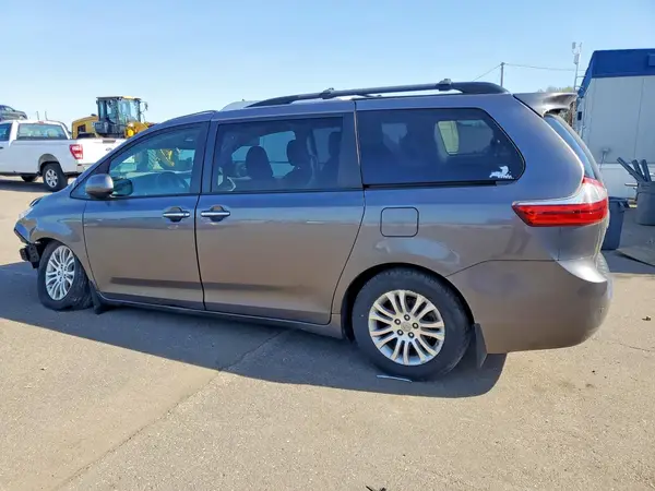 5TDYZ3DC5HS825779 2017 TOYOTA SIENNA - Image 2