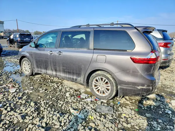 5TDYZ3DC5HS829752 2017 TOYOTA SIENNA - Image 2