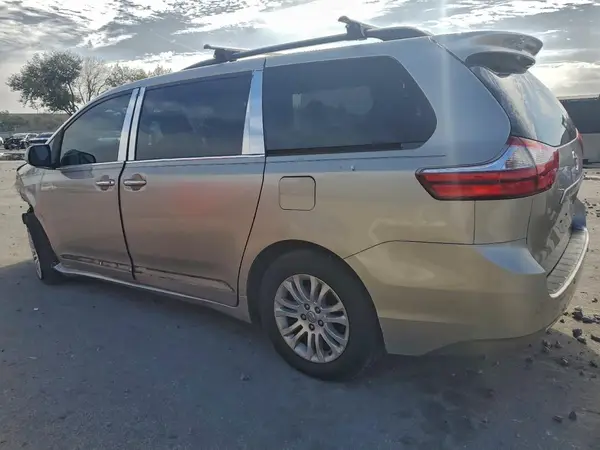 5TDYZ3DC5HS832893 2017 TOYOTA SIENNA - Image 2