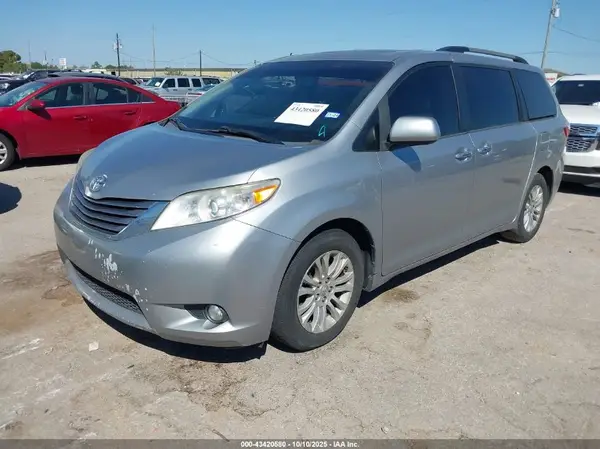 5TDYZ3DC5HS839486 2017 TOYOTA SIENNA - Image 2