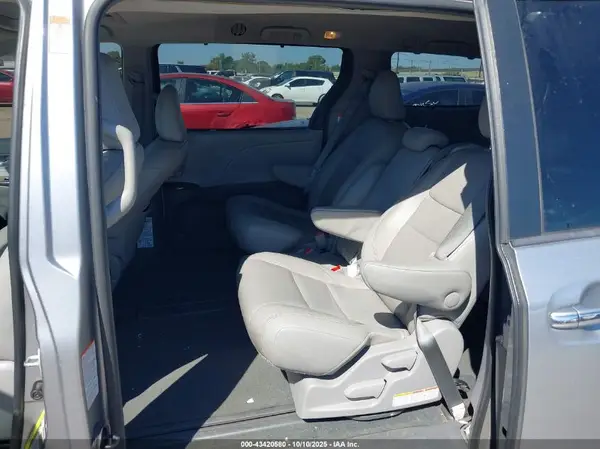 5TDYZ3DC5HS839486 2017 TOYOTA SIENNA - Image 8