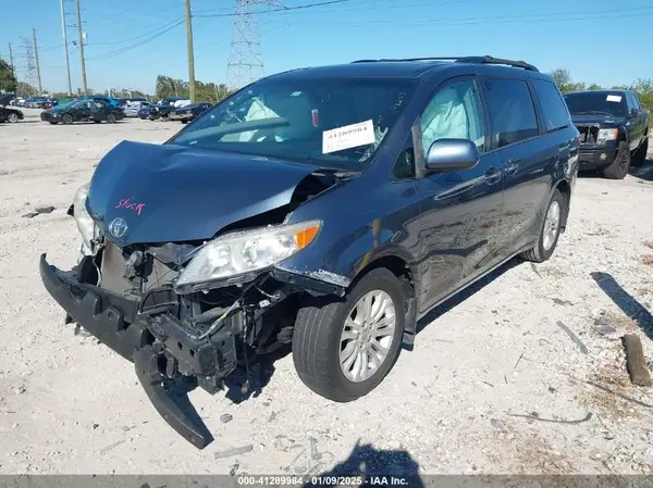 5TDYZ3DC5HS848253 2017 TOYOTA SIENNA - Image 2