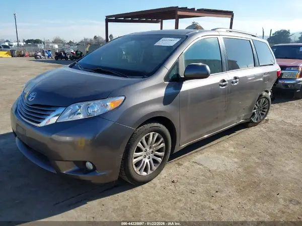 5TDYZ3DC5HS849127 2017 TOYOTA SIENNA - Image 2