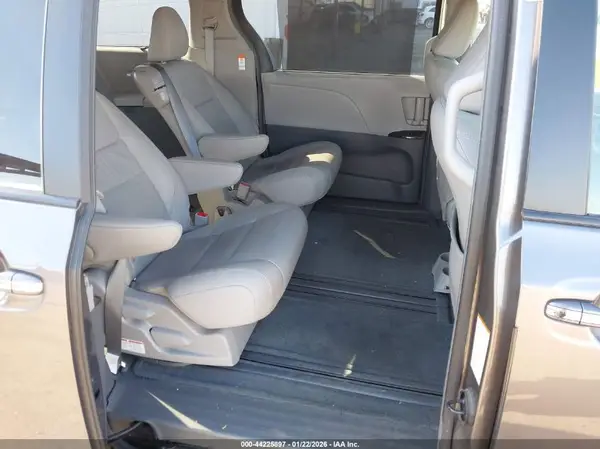 5TDYZ3DC5HS849127 2017 TOYOTA SIENNA - Image 8