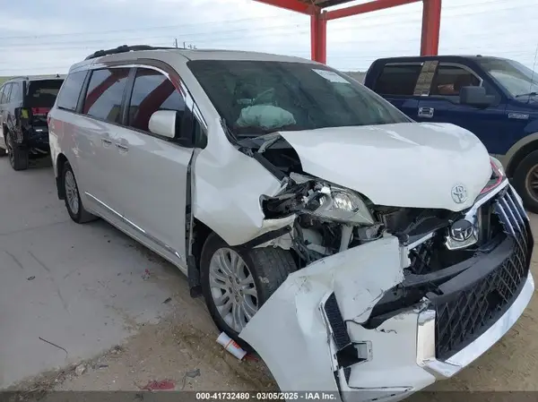 5TDYZ3DC5HS850682 2017 TOYOTA SIENNA - Image 1