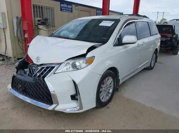 5TDYZ3DC5HS850682 2017 TOYOTA SIENNA - Image 2