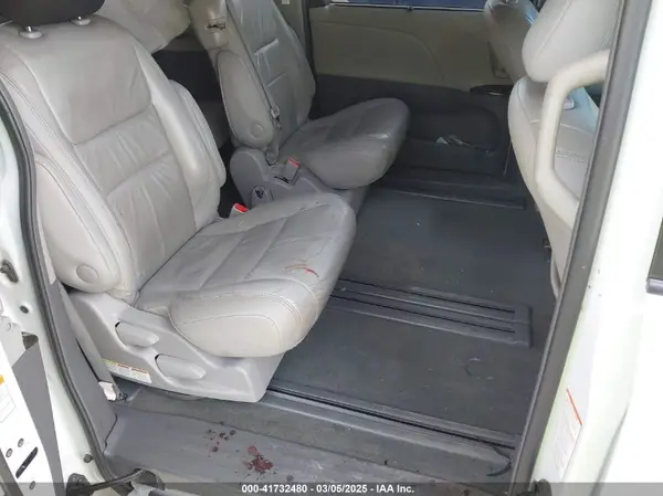 5TDYZ3DC5HS850682 2017 TOYOTA SIENNA - Image 8