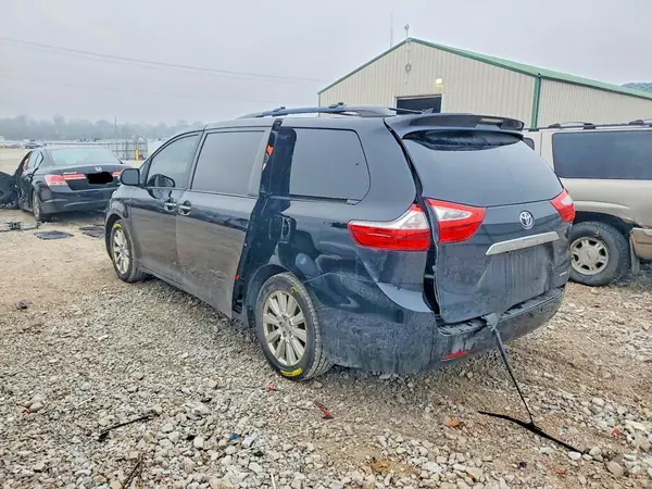 5TDYZ3DC5HS851718 2017 TOYOTA SIENNA - Image 2