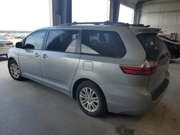 5TDYZ3DC5HS853615 2017 TOYOTA SIENNA - Image 2