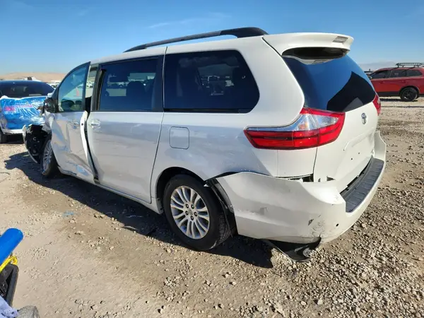 5TDYZ3DC5HS859690 2017 TOYOTA SIENNA - Image 2