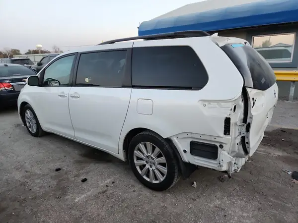 5TDYZ3DC5HS862007 2017 TOYOTA SIENNA - Image 2