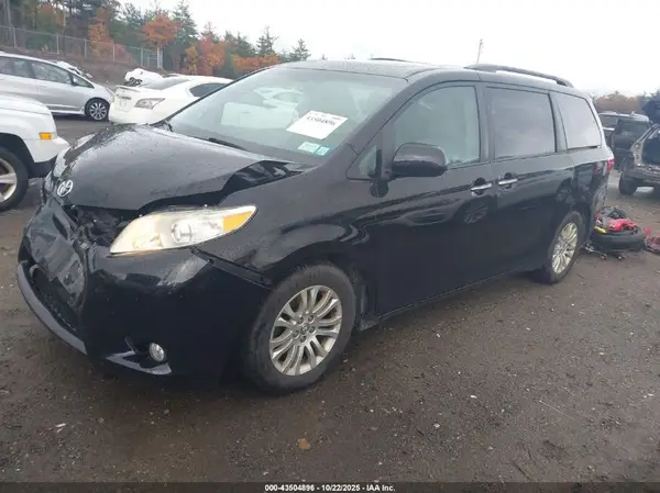 5TDYZ3DC5HS862427 2017 TOYOTA SIENNA - Image 2