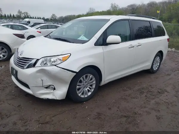 5TDYZ3DC5HS864503 2017 TOYOTA SIENNA - Image 2