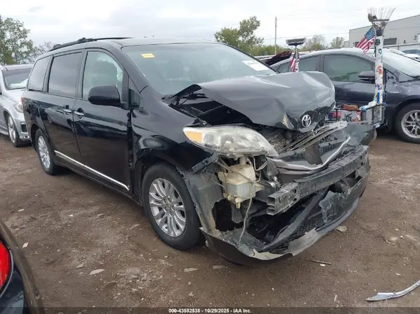 5TDYZ3DC5HS865165 2017 TOYOTA SIENNA - Image 1