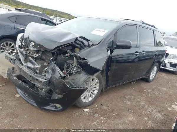 5TDYZ3DC5HS865165 2017 TOYOTA SIENNA - Image 2