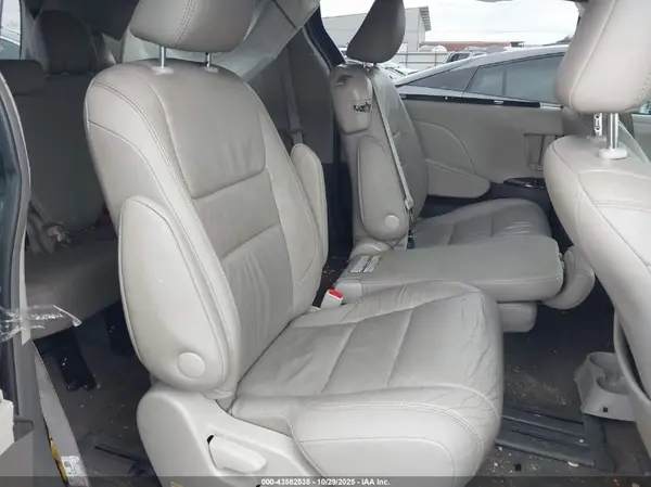 5TDYZ3DC5HS865165 2017 TOYOTA SIENNA - Image 8
