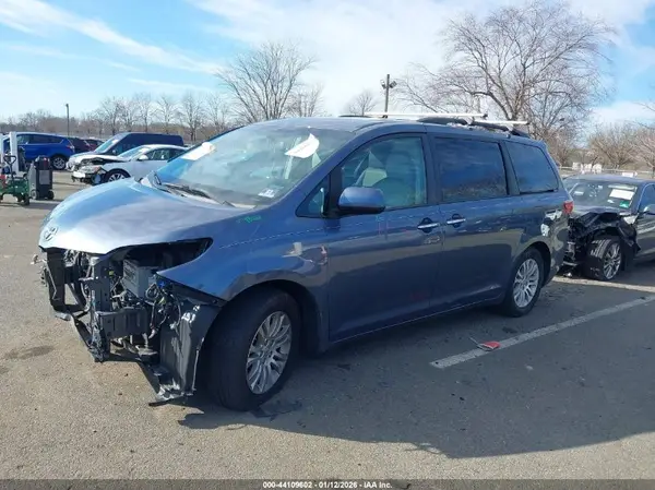 5TDYZ3DC5HS865506 2017 TOYOTA SIENNA - Image 2