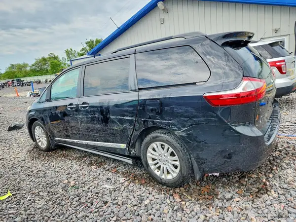 5TDYZ3DC5HS869183 2017 TOYOTA SIENNA - Image 2