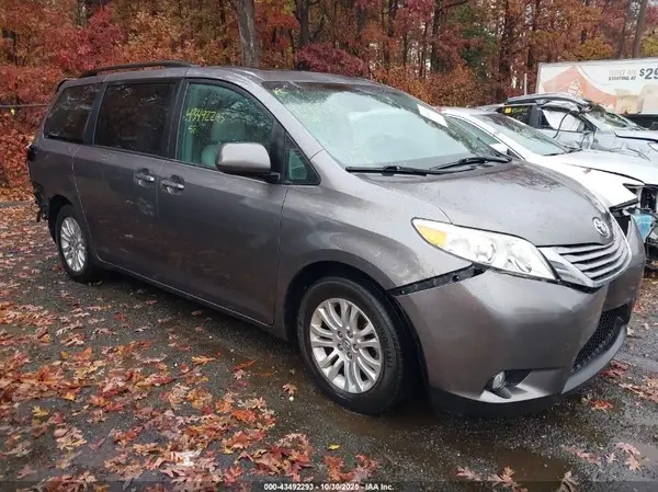 5TDYZ3DC5HS875419 2017 TOYOTA SIENNA - Image 1