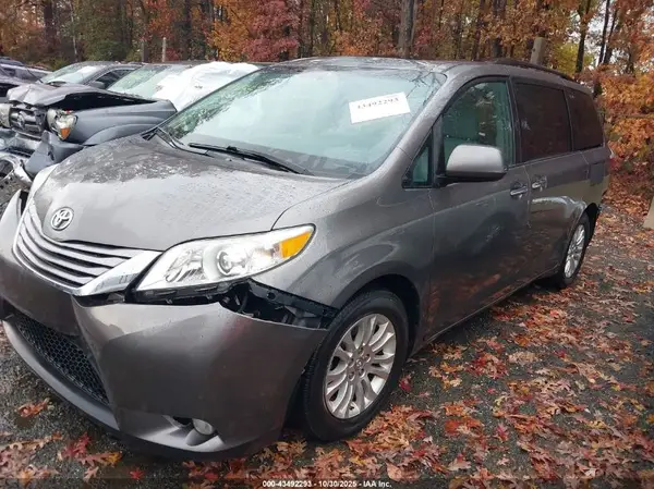 5TDYZ3DC5HS875419 2017 TOYOTA SIENNA - Image 2
