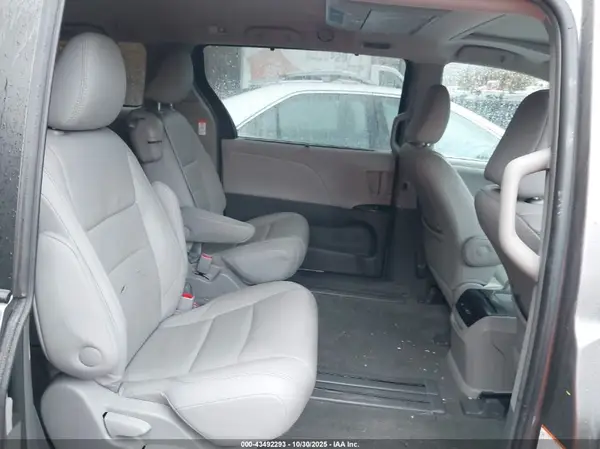5TDYZ3DC5HS875419 2017 TOYOTA SIENNA - Image 8