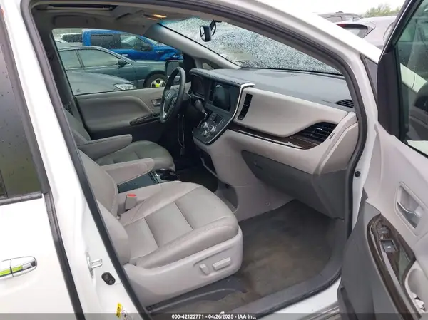 5TDYZ3DC5HS881818 2017 TOYOTA SIENNA - Image 2