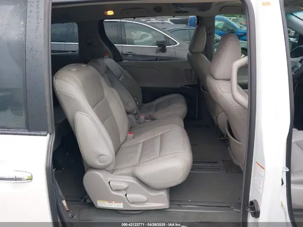 5TDYZ3DC5HS881818 2017 TOYOTA SIENNA - Image 4