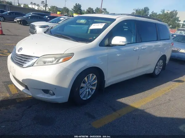 5TDYZ3DC5HS882838 2017 TOYOTA SIENNA - Image 2