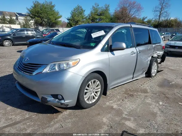5TDYZ3DC5HS887327 2017 TOYOTA SIENNA - Image 2
