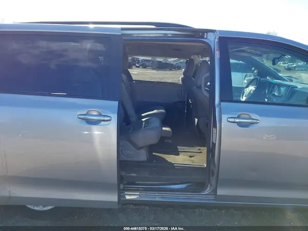 5TDYZ3DC5HS887327 2017 TOYOTA SIENNA - Image 8