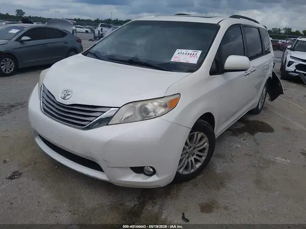 5TDYZ3DC5HS889174 2017 TOYOTA SIENNA - Image 2