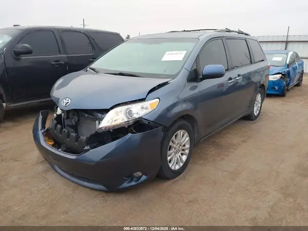 5TDYZ3DC5HS889594 2017 TOYOTA SIENNA - Image 2