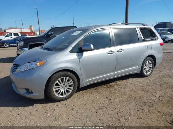 5TDYZ3DC5HS890731 2017 TOYOTA SIENNA - Image 2