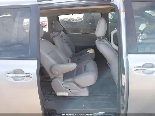 5TDYZ3DC5HS890731 2017 TOYOTA SIENNA - Image 8