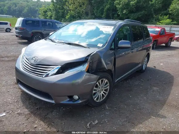5TDYZ3DC5HS891362 2017 TOYOTA SIENNA - Image 2