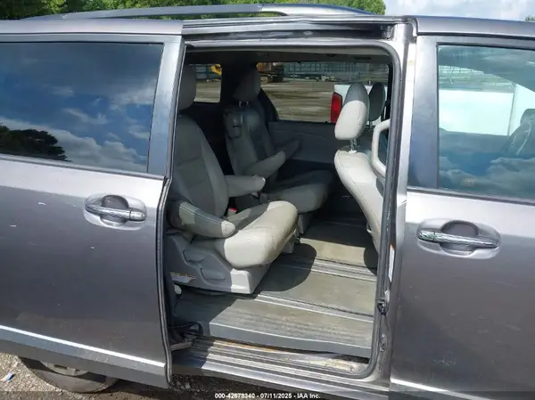 5TDYZ3DC5HS891362 2017 TOYOTA SIENNA - Image 8
