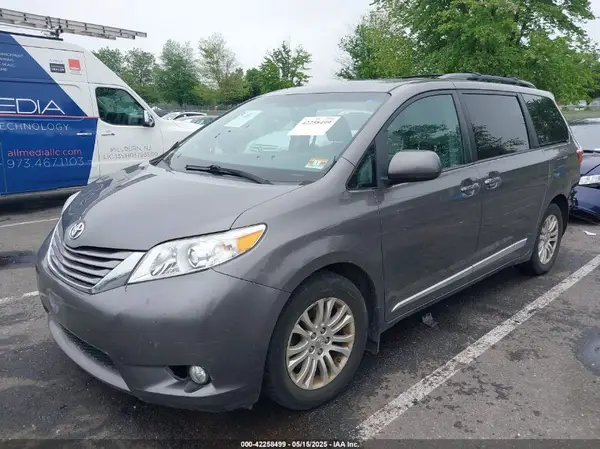 5TDYZ3DC5HS893886 2017 TOYOTA SIENNA - Image 2