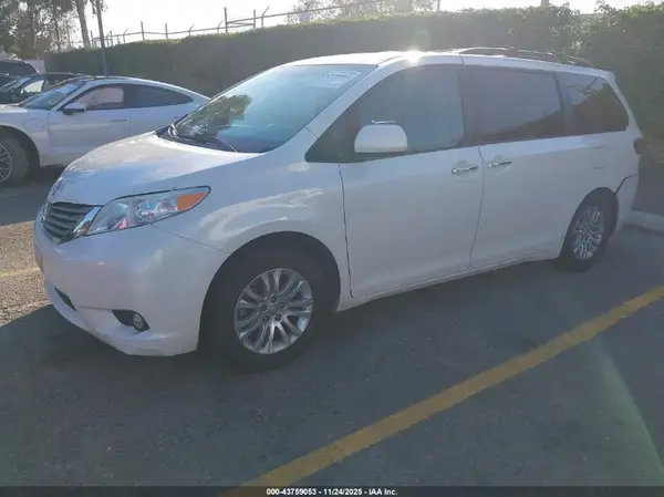 5TDYZ3DC5HS894469 2017 TOYOTA SIENNA - Image 2