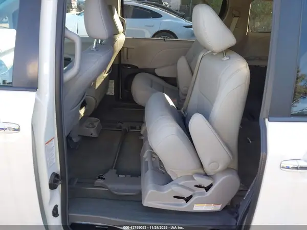 5TDYZ3DC5HS894469 2017 TOYOTA SIENNA - Image 8