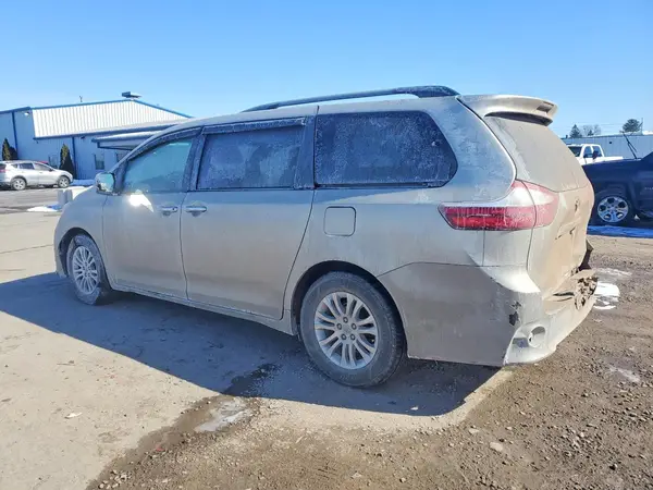 5TDYZ3DC5HS895895 2017 TOYOTA SIENNA - Image 2