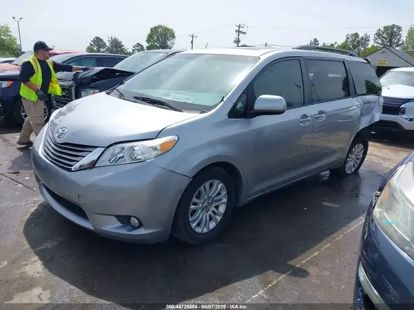 5TDYZ3DC5HS900240 2017 TOYOTA SIENNA - Image 2
